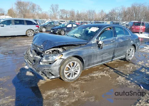 2017 Mercedes-Benz C 300 4Matic z USA, uszkodzony, nr VIN 55SWF4KBXHU192909